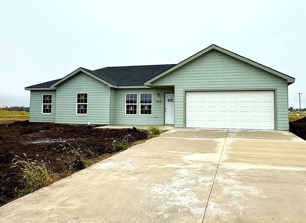 3008 Fountain Dr, Salina, KS 67401