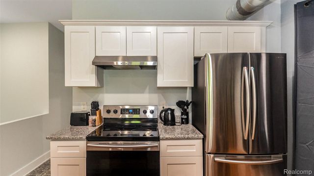 524 E Kirby Street, Wayne, MI 48220