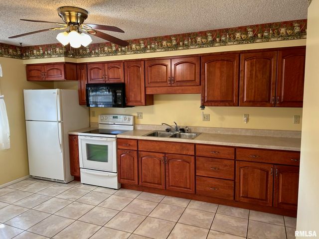 713 N PINE Street, Taylorville, IL 62568