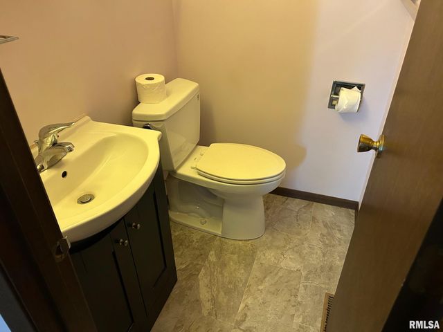 713 N PINE Street, Taylorville, IL 62568