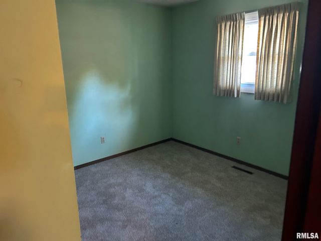 713 N PINE Street, Taylorville, IL 62568