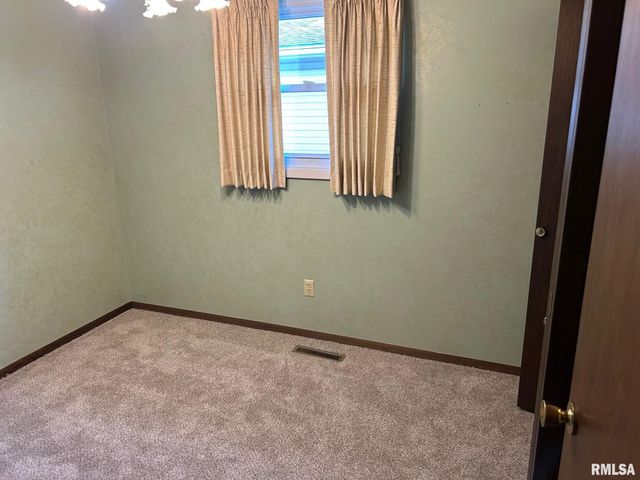 713 N PINE Street, Taylorville, IL 62568