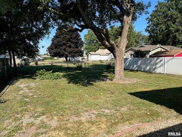 713 N PINE Street, Taylorville, IL 62568