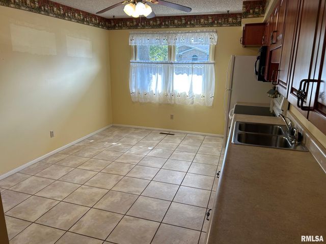 713 N PINE Street, Taylorville, IL 62568