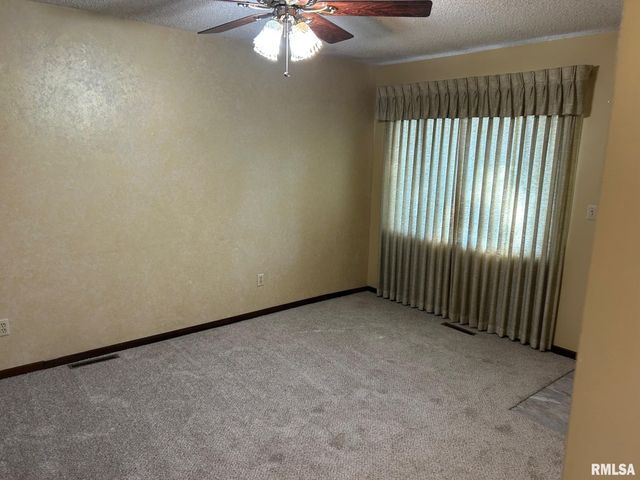 713 N PINE Street, Taylorville, IL 62568