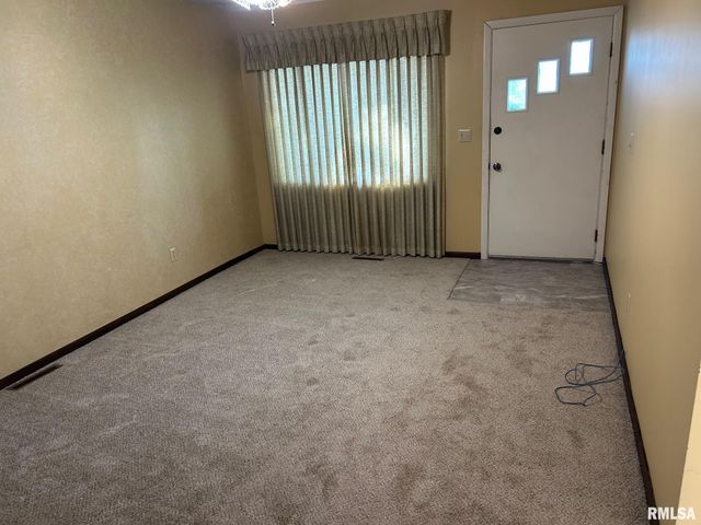 713 N PINE Street, Taylorville, IL 62568