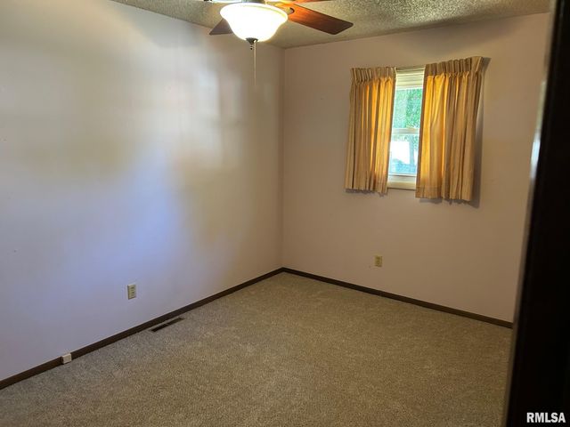 713 N PINE Street, Taylorville, IL 62568