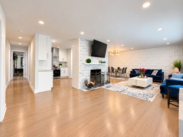 6621 N Kolmar Avenue, Lincolnwood, IL 60712