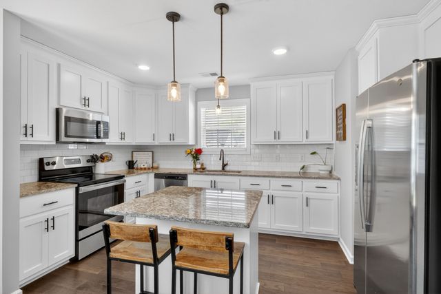 1413 Fredrick Dr, Clarksville, TN 37042