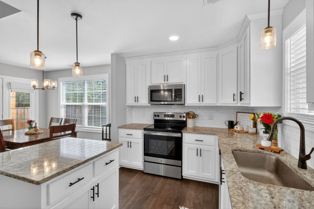 1413 Fredrick Dr, Clarksville, TN 37042