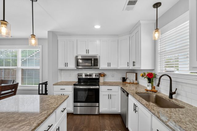 1413 Fredrick Dr, Clarksville, TN 37042