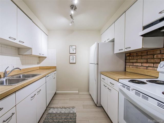 2230 W 14 Mile Road 31, Royal Oak, MI 48073