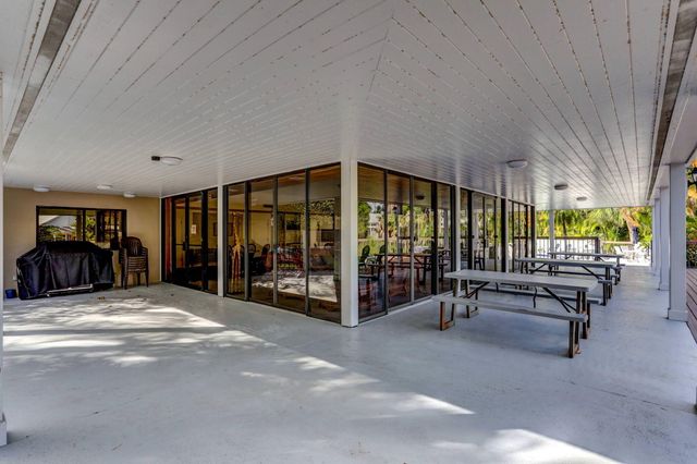 283 Canterbury Drive W, Palm Beach Gardens, FL 33418