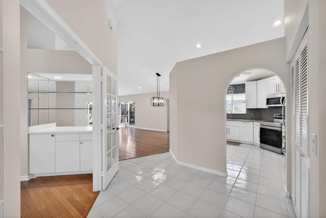 283 Canterbury Drive W, Palm Beach Gardens, FL 33418