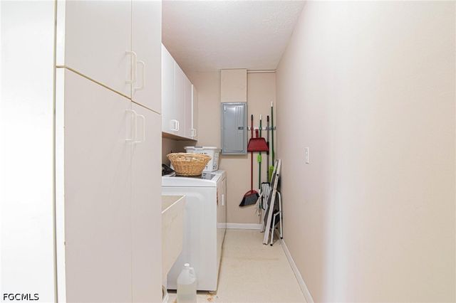 926 SE 26th TER, Cape Coral, FL 33904