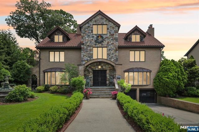 1060 Briar Way, Fort Lee, NJ 07024