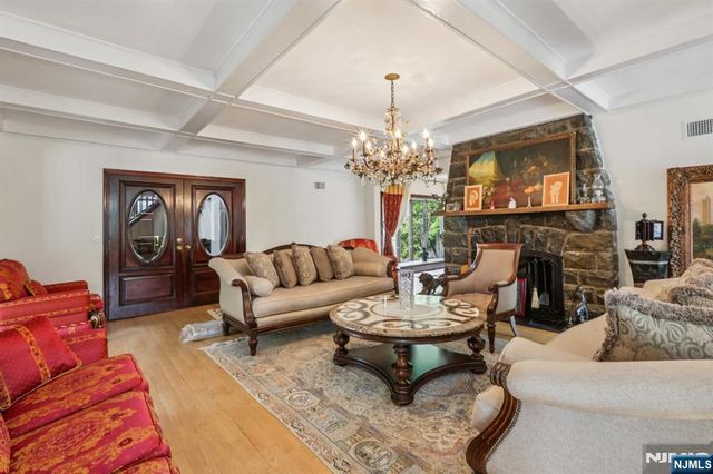 1060 Briar Way, Fort Lee, NJ 07024
