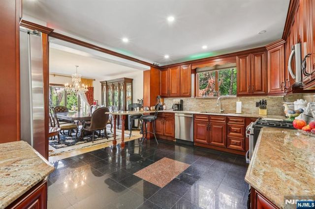 1060 Briar Way, Fort Lee, NJ 07024