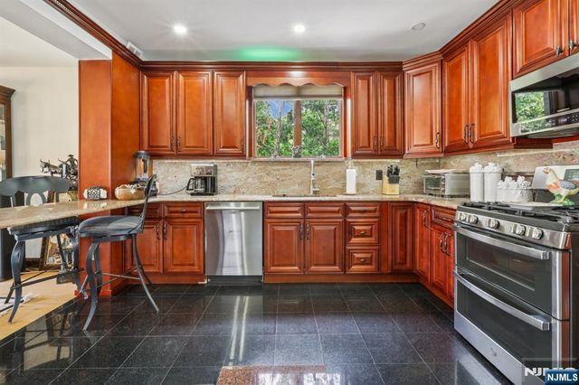 1060 Briar Way, Fort Lee, NJ 07024