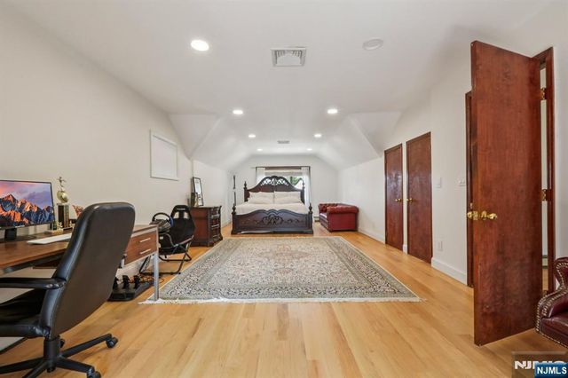 1060 Briar Way, Fort Lee, NJ 07024