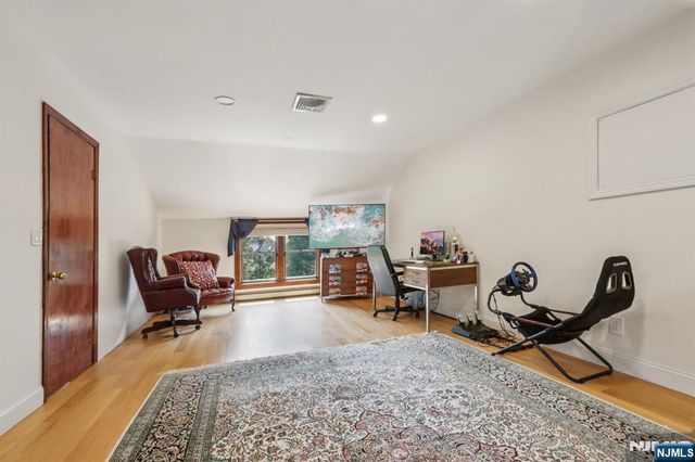 1060 Briar Way, Fort Lee, NJ 07024