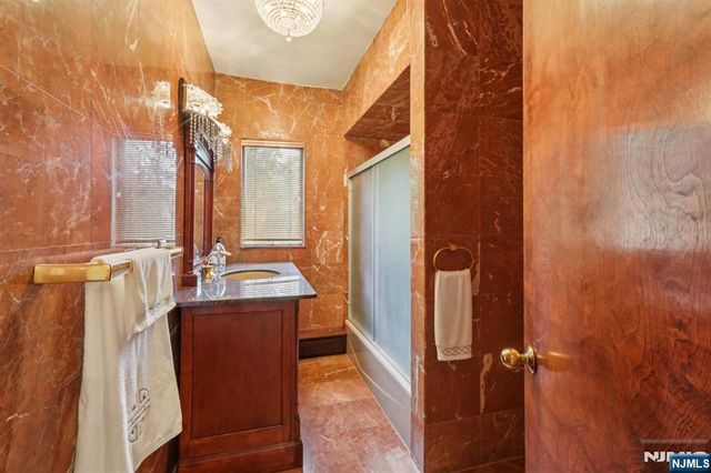 1060 Briar Way, Fort Lee, NJ 07024