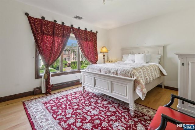 1060 Briar Way, Fort Lee, NJ 07024