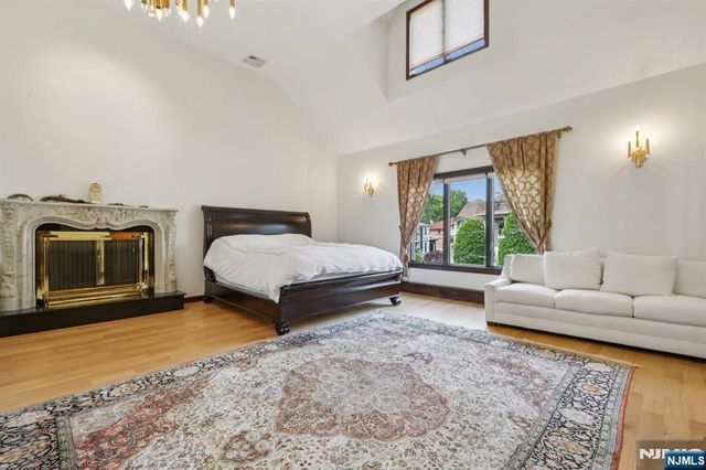 1060 Briar Way, Fort Lee, NJ 07024