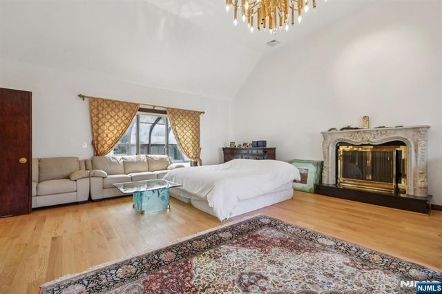 1060 Briar Way, Fort Lee, NJ 07024