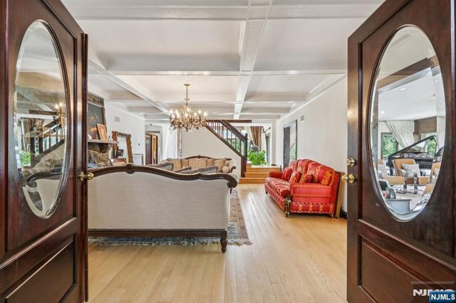 1060 Briar Way, Fort Lee, NJ 07024
