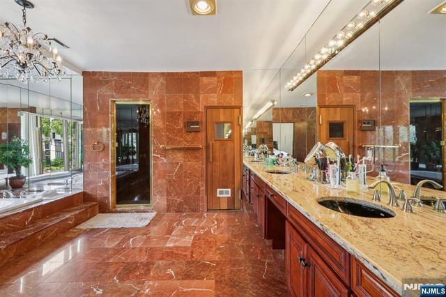 1060 Briar Way, Fort Lee, NJ 07024