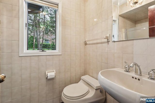 1060 Briar Way, Fort Lee, NJ 07024