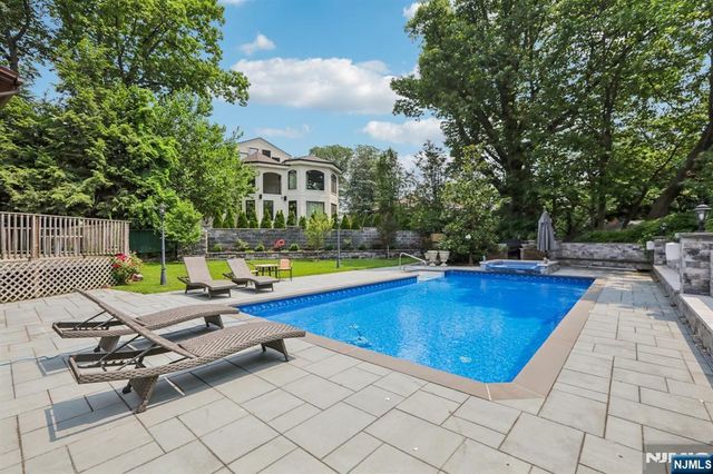1060 Briar Way, Fort Lee, NJ 07024