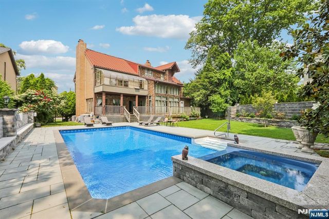 1060 Briar Way, Fort Lee, NJ 07024