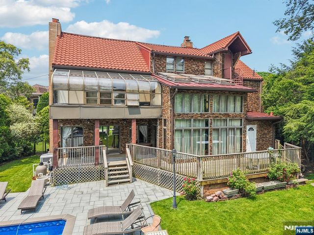 1060 Briar Way, Fort Lee, NJ 07024