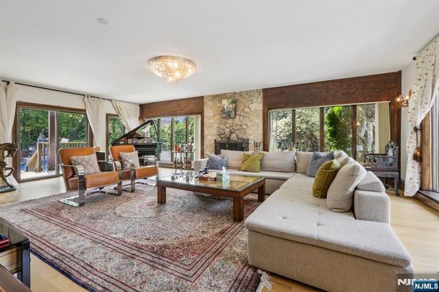 1060 Briar Way, Fort Lee, NJ 07024