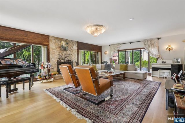 1060 Briar Way, Fort Lee, NJ 07024