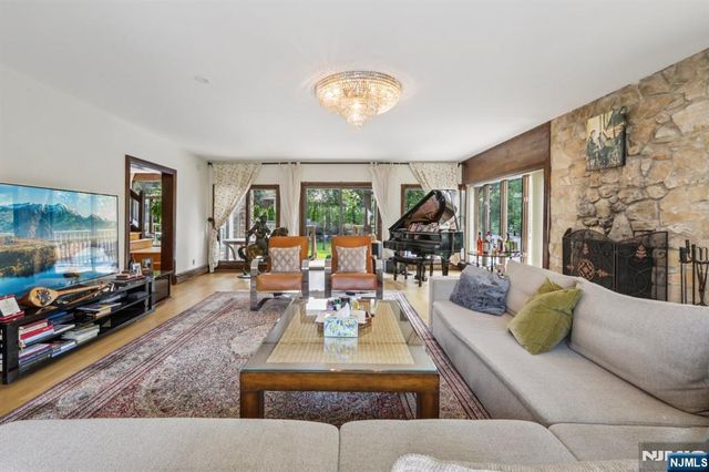 1060 Briar Way, Fort Lee, NJ 07024