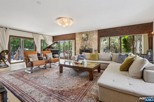 1060 Briar Way, Fort Lee, NJ 07024