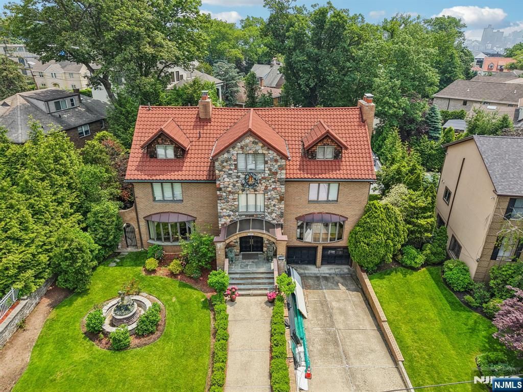 1060 Briar Way, Fort Lee, NJ 07024