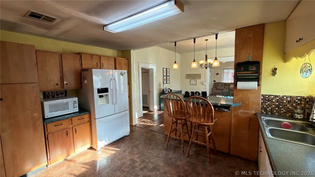 605 E Caddo Street, Cleveland, OK 74020