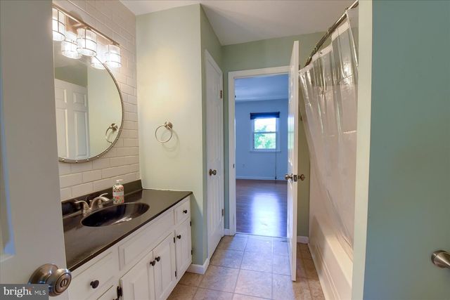 2 FAIRFAX VLG S, Harrisburg, PA 17112