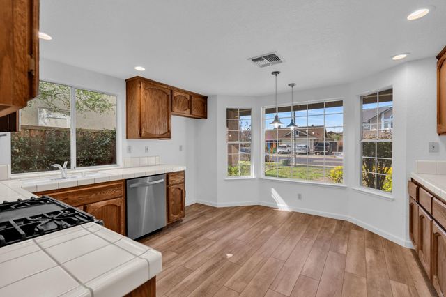 1612 Alnwick Dr, Roseville, CA 95747