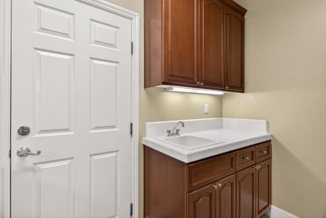 829 Hildebrand Cir, Folsom, CA 95630