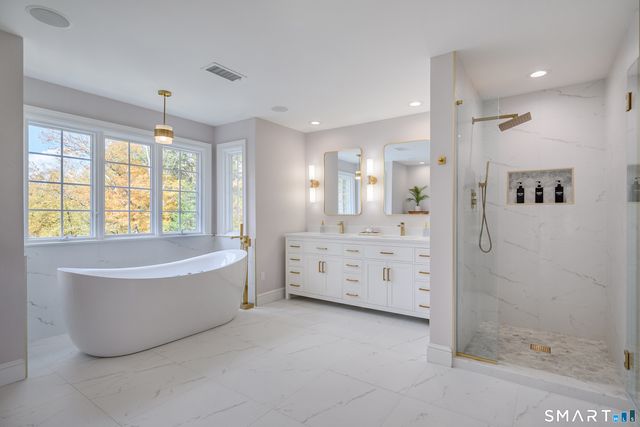 14 Merlins Lane, Newtown, CT 06470