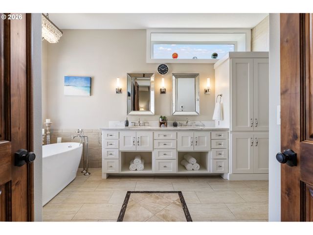 14733 Se NORTHERN HEIGHTS Dr, Happy Valley, OR 97086