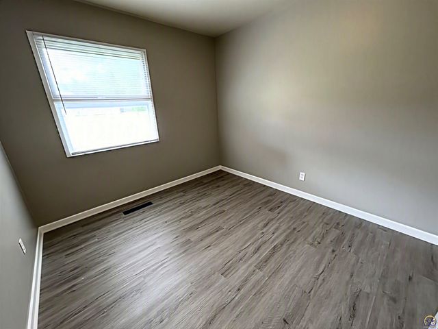 3912 SW 26th ST, Topeka, KS 66612