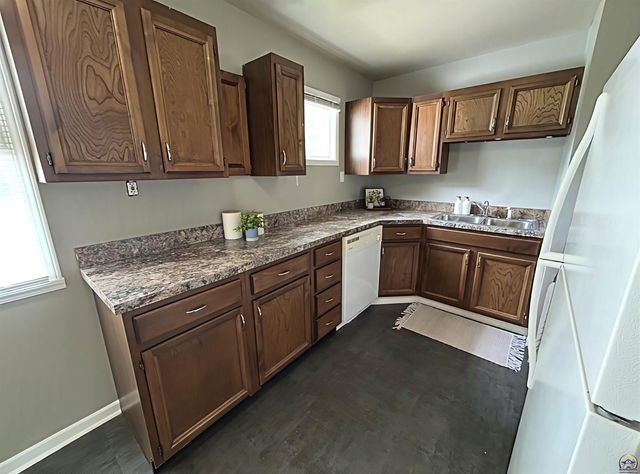 3912 SW 26th ST, Topeka, KS 66612