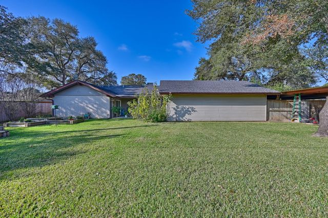 1015 N Fowlkes Street, Sealy, TX 77474