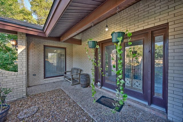 1015 N Fowlkes Street, Sealy, TX 77474